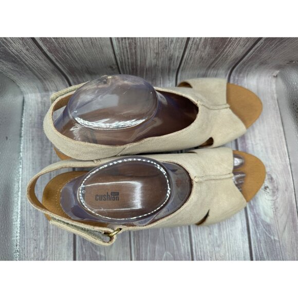 Clarks Collection Women's Beige Suede Ankle Strap Open Toe Wedge Sandal 11M M - Picture 3 of 10